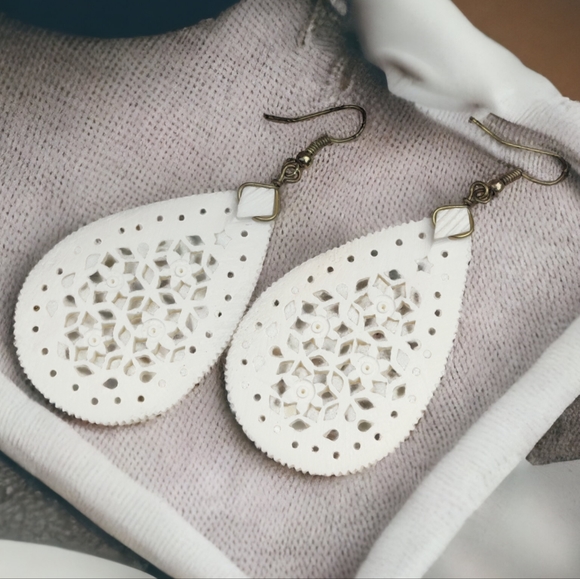 Vintage carved bone earrings - Picture 1 of 6